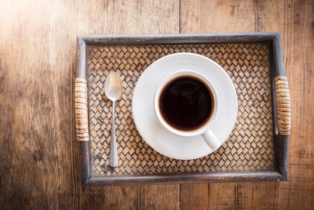 Tasse Kaffee auf einem Holztisch