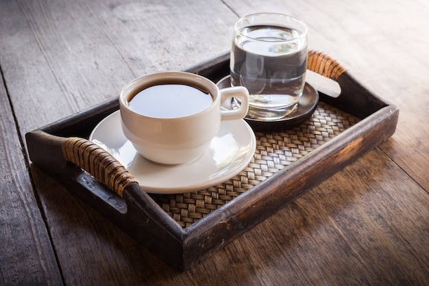 Tasse Kaffee auf einem Holztisch