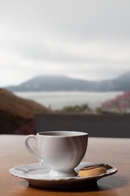 Tasse Kaffee auf einem Holztisch