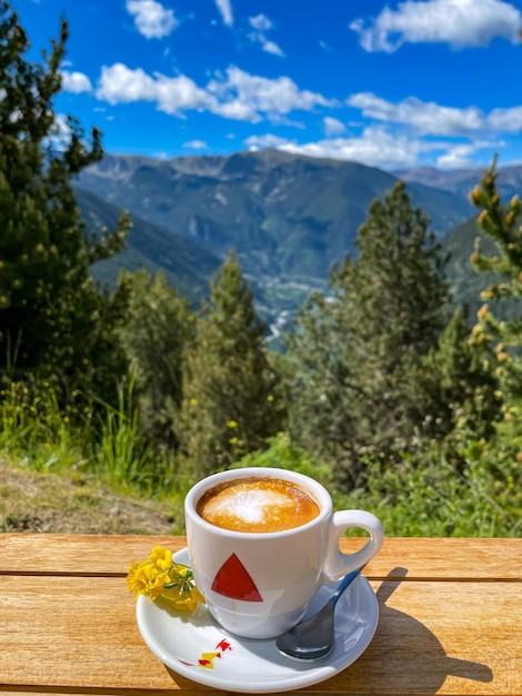 Tasse Kaffee auf einem Hügel, Andorra-Berge, vertikales Foto