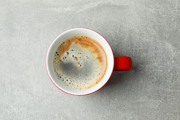 Tasse Kaffee auf grauem Tisch