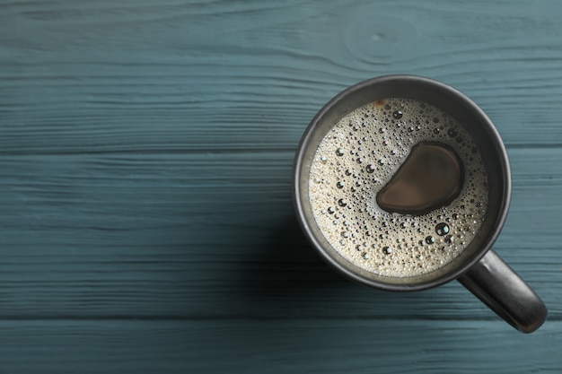 Tasse Kaffee auf hölzernem Hintergrund, Draufsicht