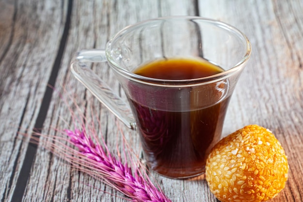 Tasse Kaffee auf holzigem Hintergrund