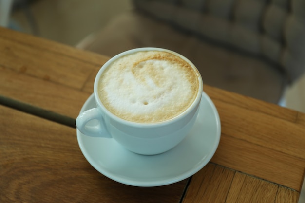 Tasse Kaffee auf Holztisch im Restaurant