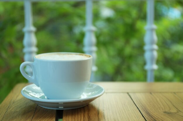 Tasse Kaffee auf Holztisch im Restaurant