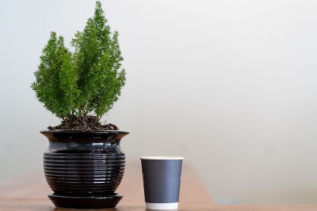 Tasse Kaffee auf Holztisch