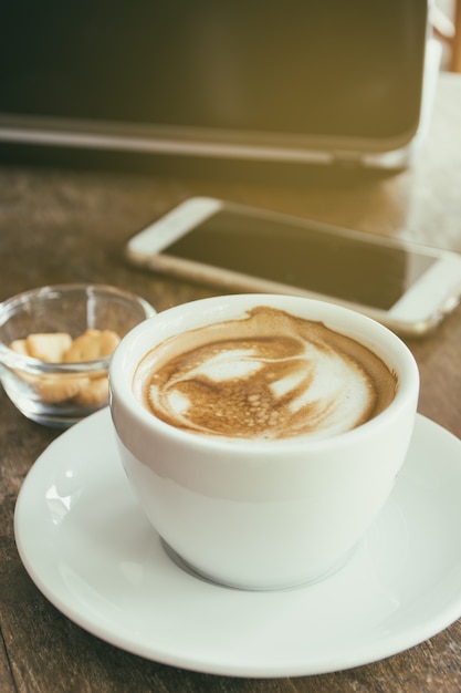 Tasse Kaffee auf Holztisch