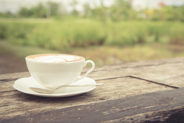 Tasse Kaffee auf Holztisch