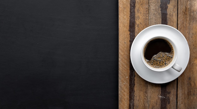 Tasse Kaffee auf Holztisch