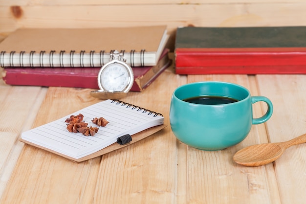 Tasse Kaffee auf Holztisch.