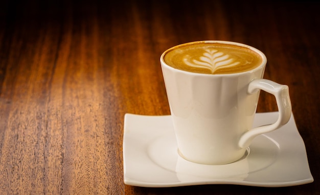 Tasse Kaffee auf Holztisch