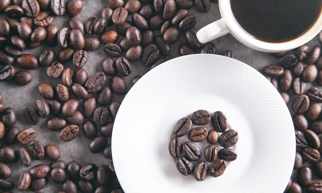 Tasse Kaffee auf Kaffeebohnen