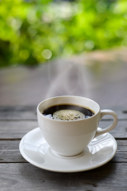 Tasse Kaffee auf Naturhintergrund.