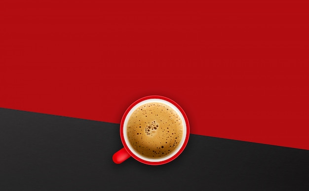 Tasse Kaffee auf rotem Hintergrund. Draufsicht