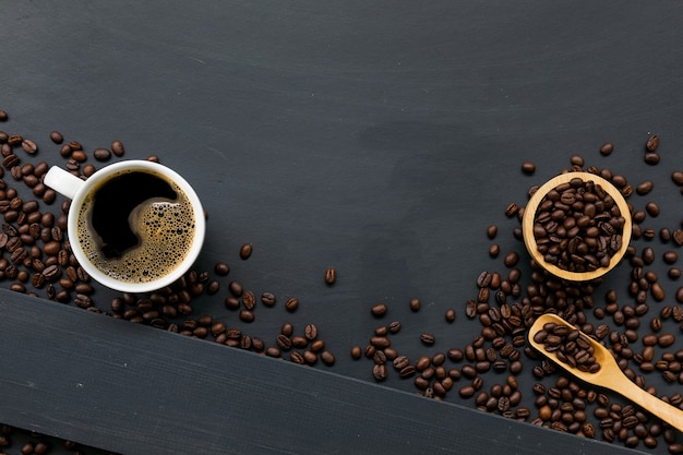 Tasse Kaffee auf schwarzem Holzboden