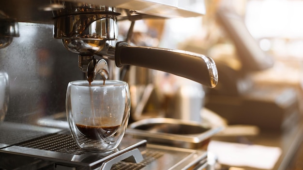 tasse kaffee auf schwarzem tisch im café