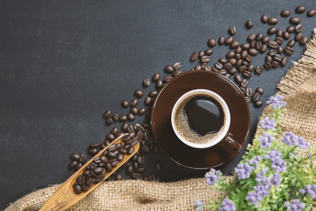 Tasse Kaffee auf schwarzem Tisch