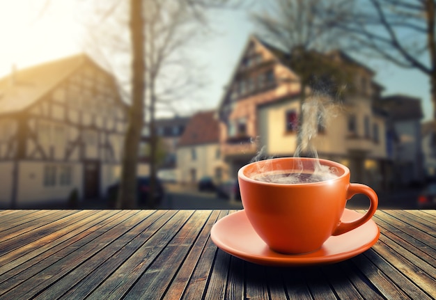 Tasse Kaffee auf Stadthintergrund