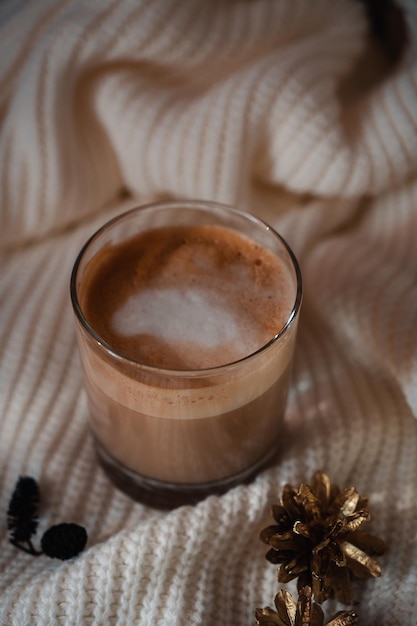 Tasse Kaffee des neuen Jahres auf einer weißen gestrickten Decke