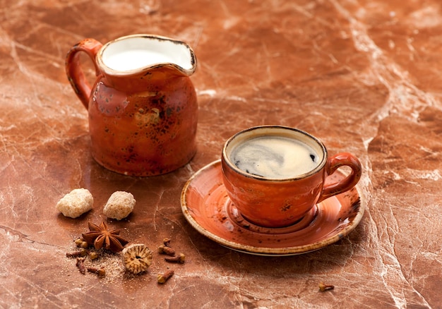 Tasse Kaffee Espresso Milch und Gewürze Grunge Marmorhintergrund