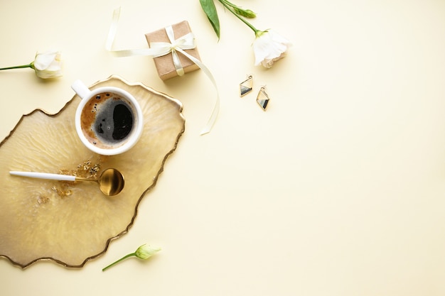 Tasse Kaffee, Geschenkbox und schöne Blume