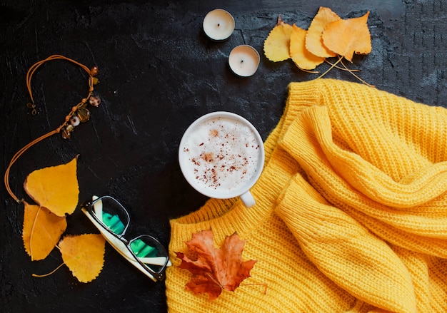 Tasse Kaffee, Gläser und einen leuchtend gelben Pullover