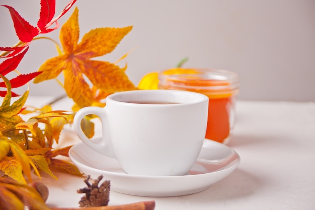 Tasse Kaffee, Herbstlaub, Plätzchen auf dem Holztisch. Herbsternte. Herbst-Konzept.