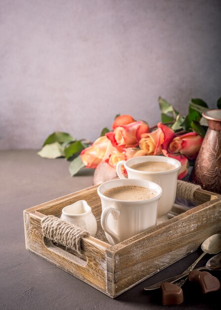 Tasse Kaffee im hölzernen Behälter der Weinlese