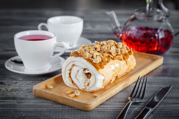 Tasse Kaffee, Kaffee in Kupfertürke, Dessert auf einem Holzteller