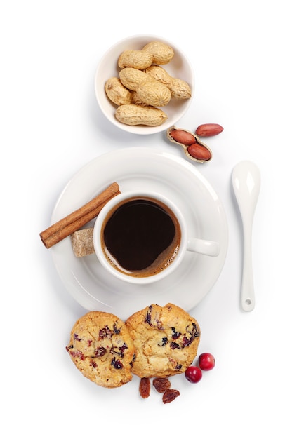 Tasse Kaffee, Kekse und Nüsse auf weißem Hintergrund. Ansicht von oben
