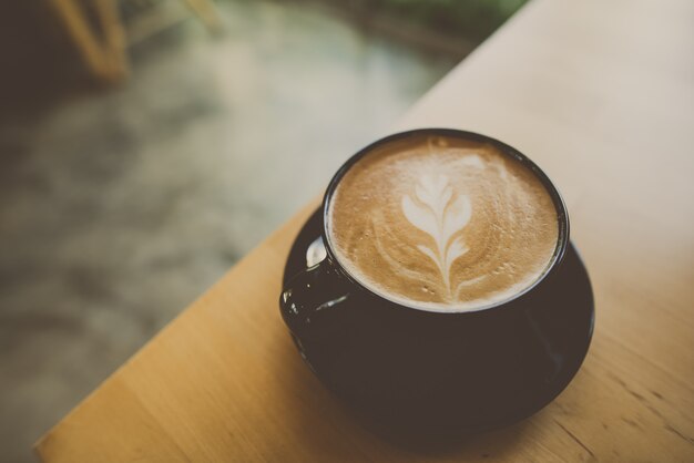 Tasse Kaffee Latte Art auf dem Kaffeetisch