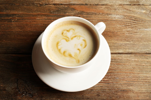 Tasse Kaffee Latte Art auf Holzhintergrund