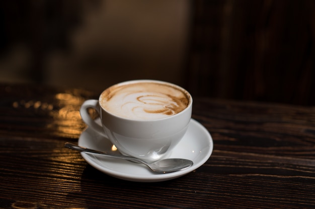 Tasse Kaffee Latte auf alter Holzoberfläche