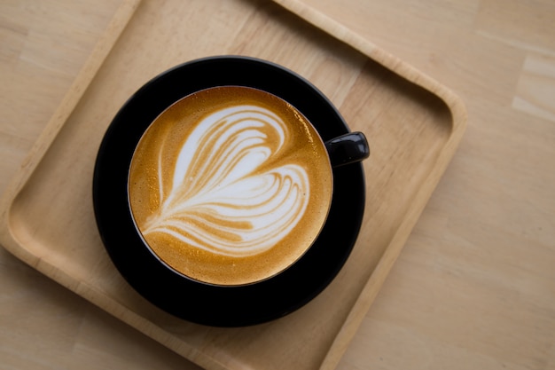 Tasse Kaffee Latte auf hölzernem Hintergrund. Draufsicht.
