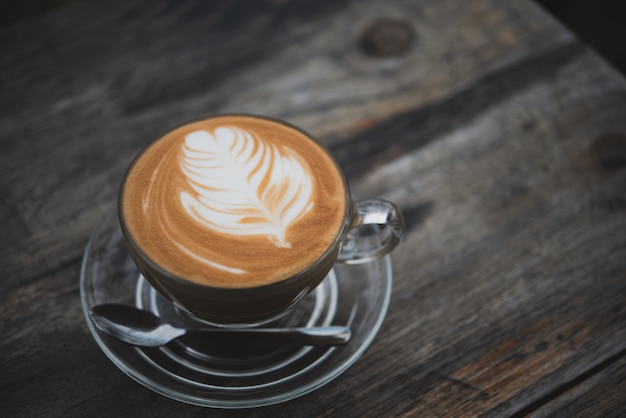 Tasse Kaffee Latte auf hölzerner Bar