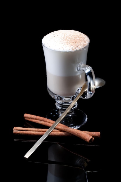 Tasse Kaffee Latte Macchiato auf schwarzem Hintergrund