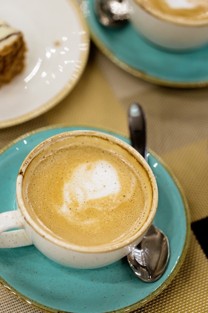 Tasse Kaffee Lattekunst auf einer Tabelle