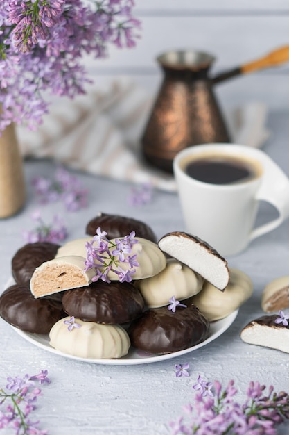 Tasse Kaffee lila Marshmallow in dunkler und weißer Schokoladenglasur cezve Stillleben