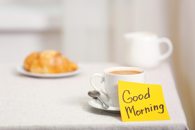 Tasse Kaffee mit Anmerkung Guten Morgen