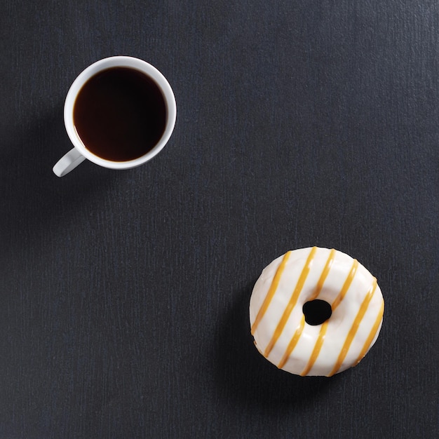 Tasse Kaffee mit Donut