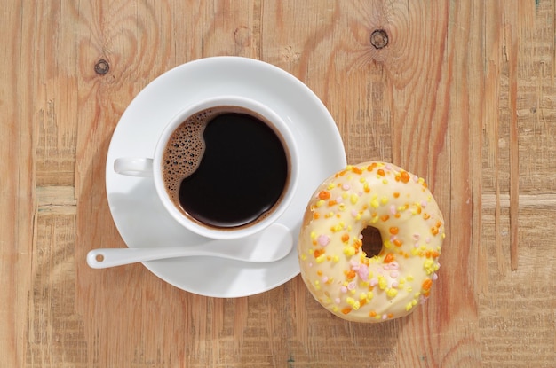 Tasse Kaffee mit Donut