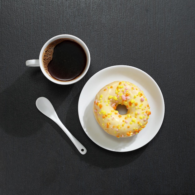 Tasse Kaffee mit Donuts