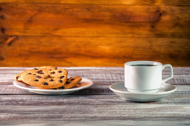 Tasse Kaffee mit einem dünnen Kapitän auf einem Holztisch