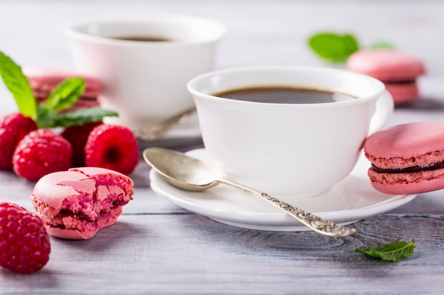 Tasse Kaffee mit französischen Himbeermakronen