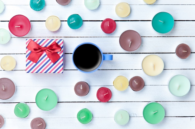 Tasse Kaffee mit Geschenkbox und Kerzen