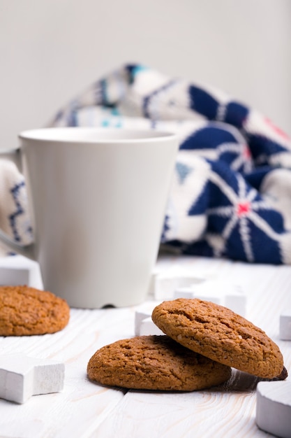 Tasse Kaffee mit Haferkeksen und Weihnachtsschmuck