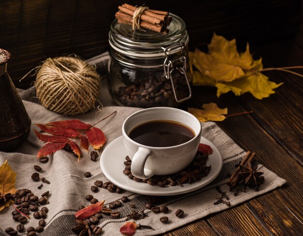 Tasse Kaffee mit Herbstlaub