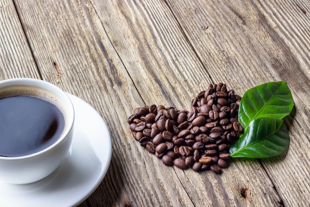 Tasse Kaffee mit Herzsymbol