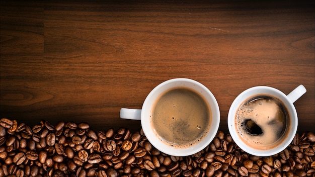 Tasse Kaffee mit Kaffeebohnen auf dem Tisch