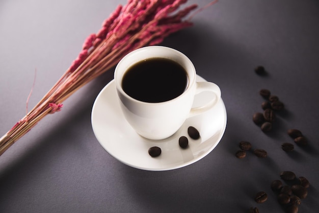 Tasse Kaffee mit Kaffeebohnen